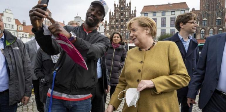 Нападнаха Меркел. Как стана белята (ФОТО)